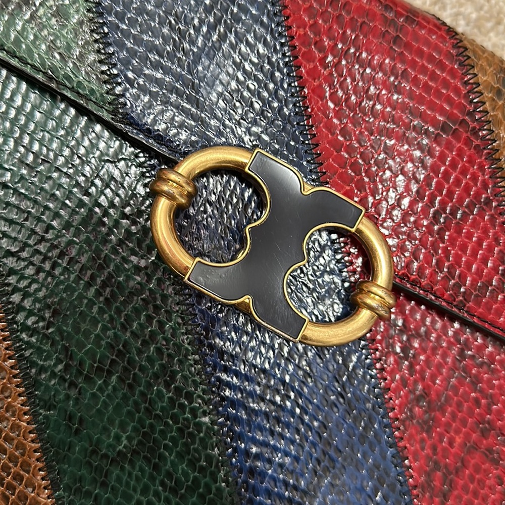Multi color chain clutch